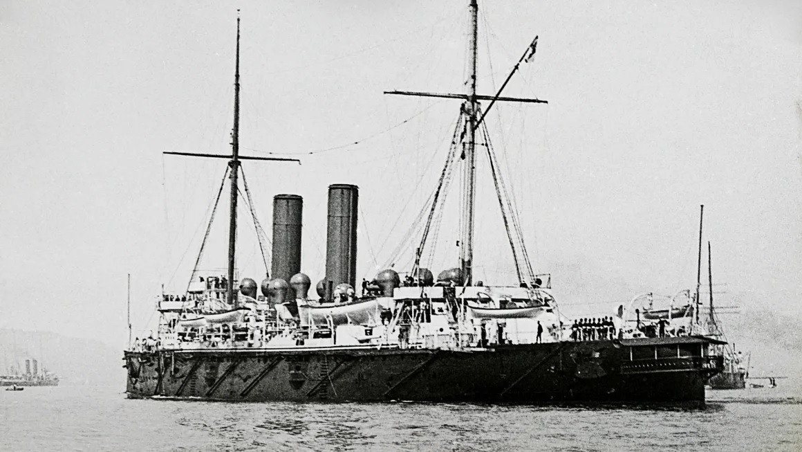 Tàu chiến HMS Hawke đã chìm xuống dưới mặt nước chỉ 7 phút sau khi trúng ngư lôi. Các sử gia duy đoán kho vũ khí của tàu đã phát nổ.