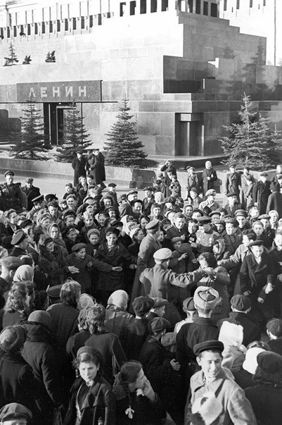 Gương mặt rạng rỡ, ngập tràn hạnh phúc của người dân Liên Xô trong ngày Chiến thắng.