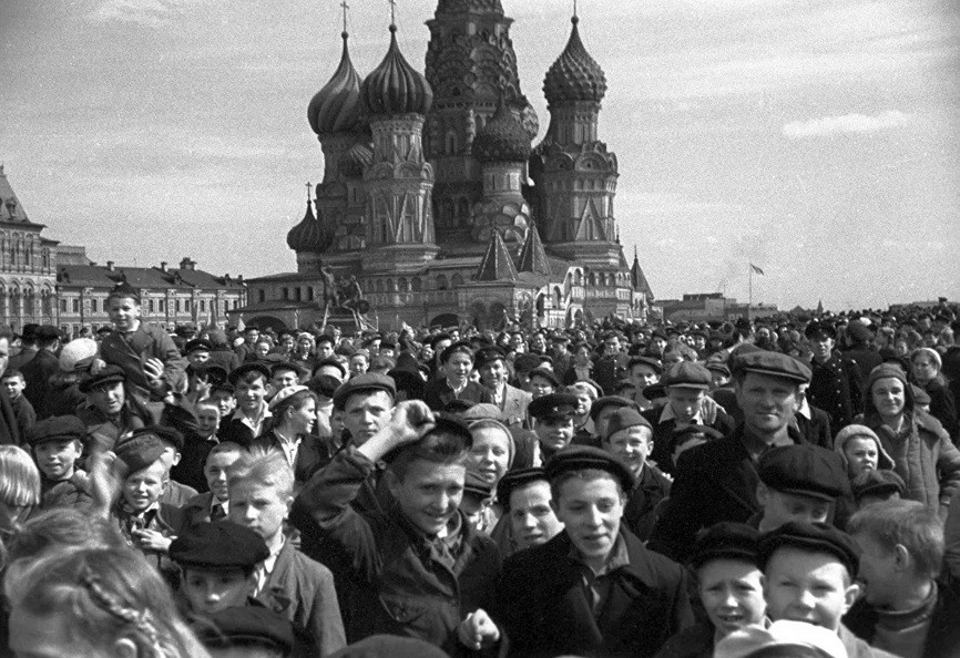 Khi nhìn thấy những binh sĩ Liên Xô trên đường phố, người dân vẫy tay chào mừng, ôm hôn, nắm tay hoặc tặng họ những bó hoa tươi thắm.