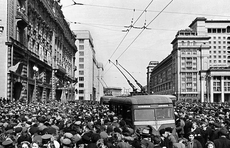 Cùng với đó, một số người mang theo các loại nhạc cụ và chơi nhạc, ca hát, nhảy múa mừng ngày chiến thắng phát xít.