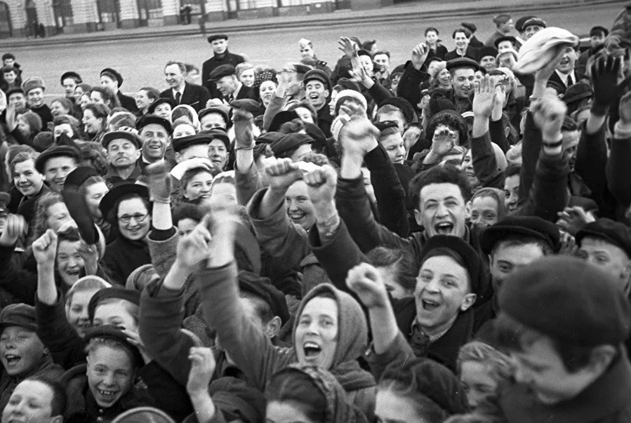 Sau khi phát xít Đức đầu hàng được thông tin rộng rãi đến công chúng và biết chiến tranh đã kết thúc, người dân Liên Xô hân hoan, vui mừng và tổ chức ăn mừng chiến thắng trên đường phố.