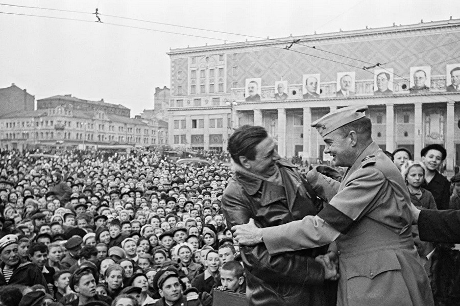 “Vào đêm 9/5/1945, người dân thành phố Moscow không ngủ. Họ ùa ra đường trong khi phát thanh viên Yuri Levitan đọc văn kiện Đức Quốc xã đầu hàng đồng thời đọc văn kiện của Đoàn Chủ tịch Xô viết Tối cao Liên Xô tuyên bố 9/5 là quốc lễ - ngày Chiến thắng”, Sputnik trích nhật ký của phóng viên chiến tranh Alexander Ustinov.