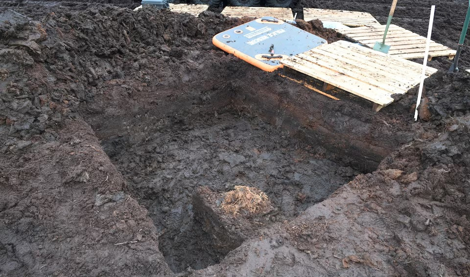 Do chưa tìm thấy hộp sọ của thi hài nên giới chuyên gia chưa thể xác định phần thi thể này bị mất trước hay sau khi chôn cất tại đầm lầy than bùn.