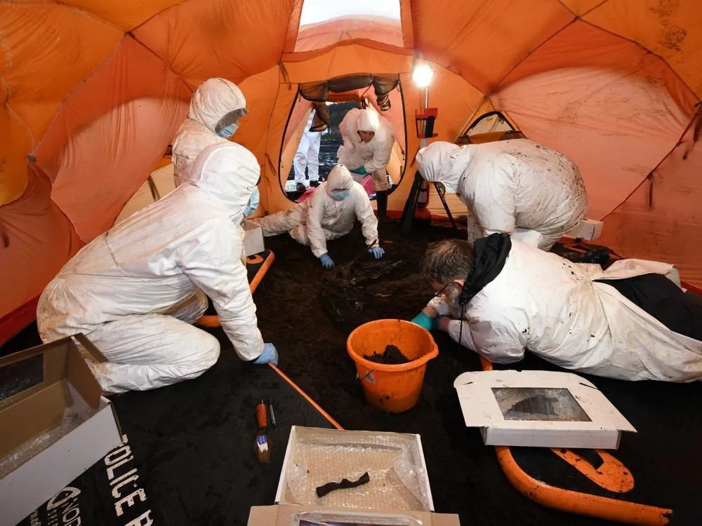 Kết quả kiểm tra cho thấy hài cốt thuộc về một thiếu niên qua đời khi khoảng 13 - 17 tuổi. Nhiều khả năng đây là một nam giới.