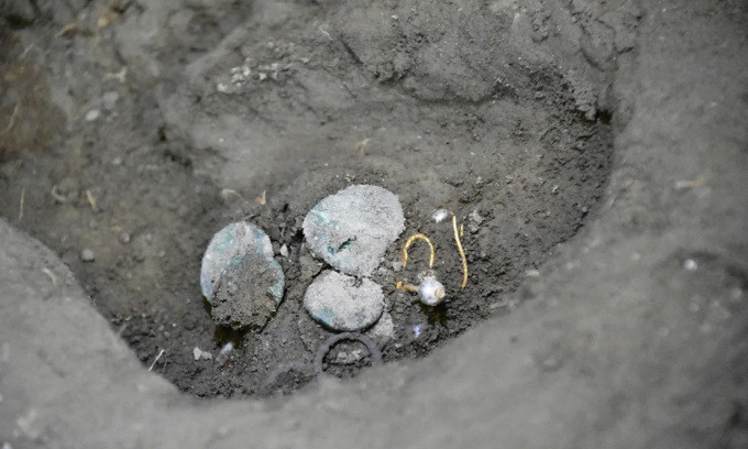 Gabriel Zuchtriegel, giám đốc công viên khảo cổ Pompeii cùng các đồng nghiệp đã tìm thấy 2 bộ hài cốt trong cuộc khai quật mới đây.