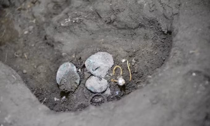 Gabriel Zuchtriegel, giám đốc công viên khảo cổ Pompeii cùng các đồng nghiệp đã tìm thấy 2 bộ hài cốt trong cuộc khai quật mới đây.