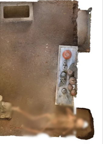 Ngoài ra, bên cạnh thi hài người phụ nữ còn có một mặt dây chuyền hình bùa hộ mệnh nhằm bảo vệ khi sinh nở. Từ những phát hiện này, nhóm nghiên cứu đi đến kết luận người phụ nữ đã ôm theo kho báu chạy trốn khi thảm họa ập đến nhưng cuối cùng vẫn không thể tránh khỏi cái chết.