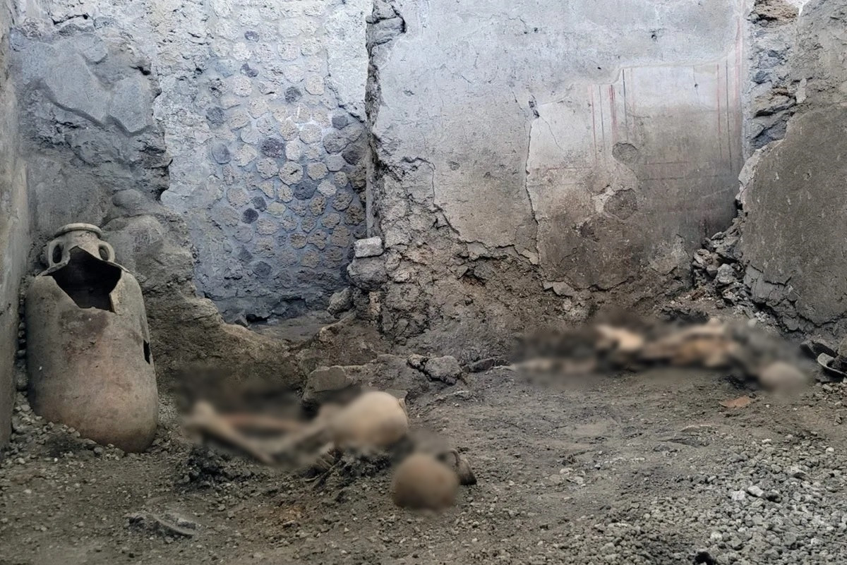 Trong khi đó, thi hài người đàn ông được phát hiện trong đống đổ nát dưới một bức tường sập. Người này tử vong khi khoảng 20 tuổi. Căn phòng phát hiện hai bộ hài cốt trên được nhóm nghiên cứu gọi là Khu vực 33.