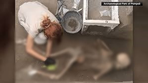 Theo các chuyên gia, hài cốt người phụ nữ nằm trên giường trong tư thế bào thai. Vào thời điểm qua đời, người này khoảng 35 - 45 tuổi.