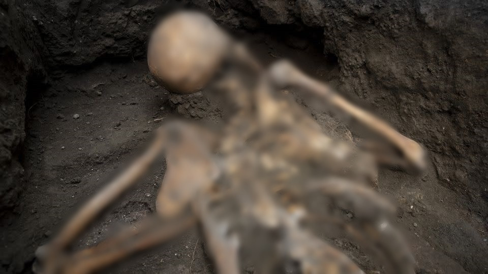 Điều đáng chú ý là xung quanh thi hài người phụ nữ có rất nhiều đồng tiền vàng, bạc, đồng và một số món đồ trang sức. Trong số đồ trang sức, các chuyên gia chú ý đến một đôi hoa tai bằng vàng và ngọc trai thuộc kiểu "crotalia" (nghĩa là lách cách). Món đồ quý giá này được đặt tên theo tiếng kêu do các viên ngọc trai va vào nhau.