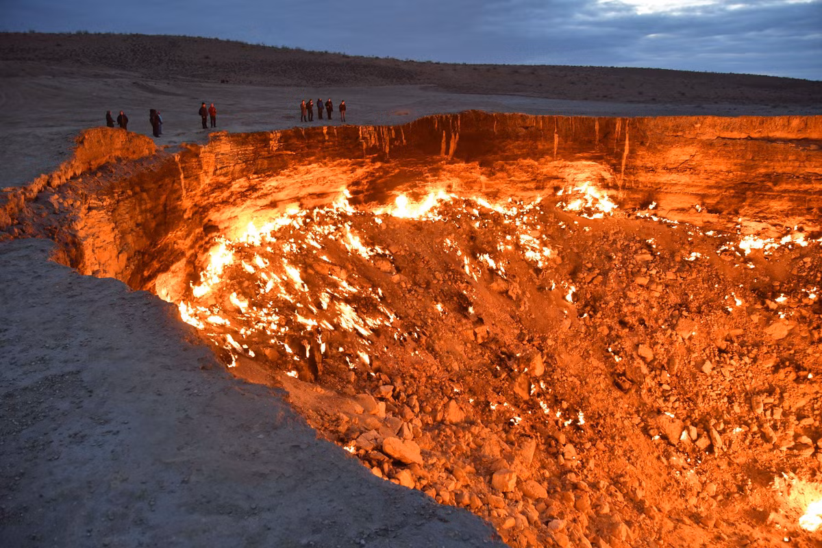 Nhiều nhà khoa học đã nghiên cứu về miệng hố Darvaza nhưng vẫn chưa thể xác định "cổng địa ngục" được hình thành thế nào, từ khi nào.