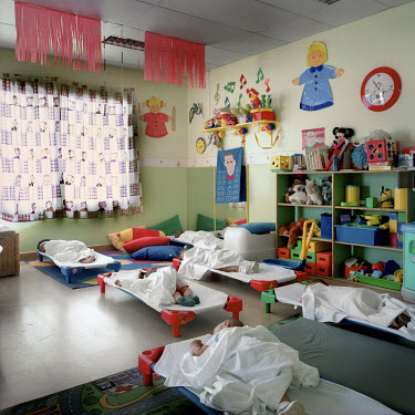 Mỗi phòng giam gia đình rộng 45m2, được gọi là "phòng giam 5 sao" khi được trang bị đầy đủ giường đôi, cũi, đồ chơi, một phòng tắm nhỏ, các nhân vật hoạt hình dán đầy trên tường.