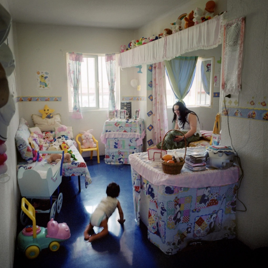 Nằm ở Aranjuez, Tây Ban Nha, nhà tù Aranjuez cho phép tù nhân sống cùng con cái. Nơi đây có 36 phòng giam dành cho các gia đình phạm nhân.