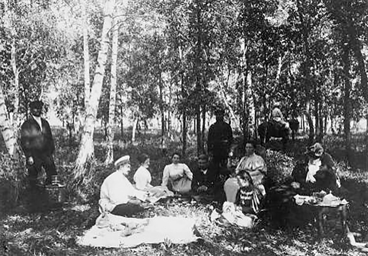 Một buổi dã ngoại của những người xuất thân từ giới quý tộc Nga. Họ thích hòa mình vào thiên nhiên, chiêm ngưỡng vẻ đẹp nơi núi rừng trong kỳ nghỉ.