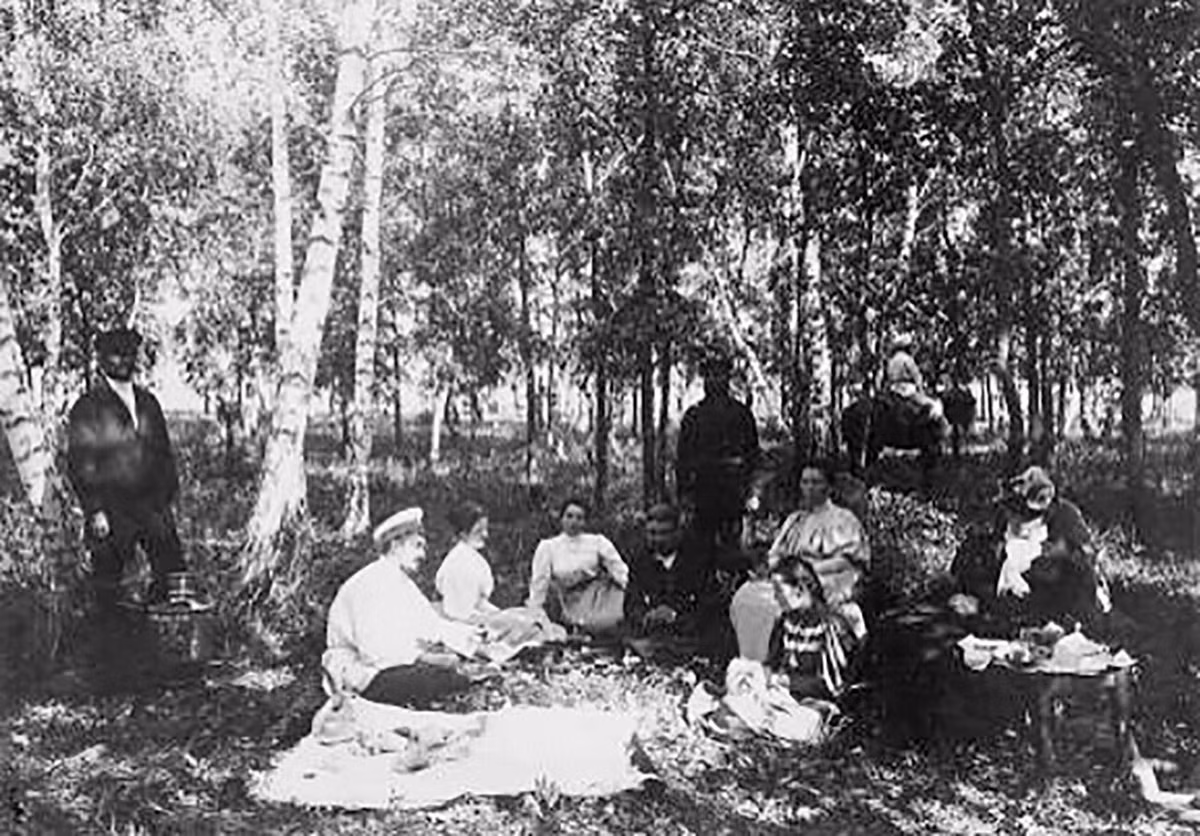 Một buổi dã ngoại của những người xuất thân từ giới quý tộc Nga. Họ thích hòa mình vào thiên nhiên, chiêm ngưỡng vẻ đẹp nơi núi rừng trong kỳ nghỉ.