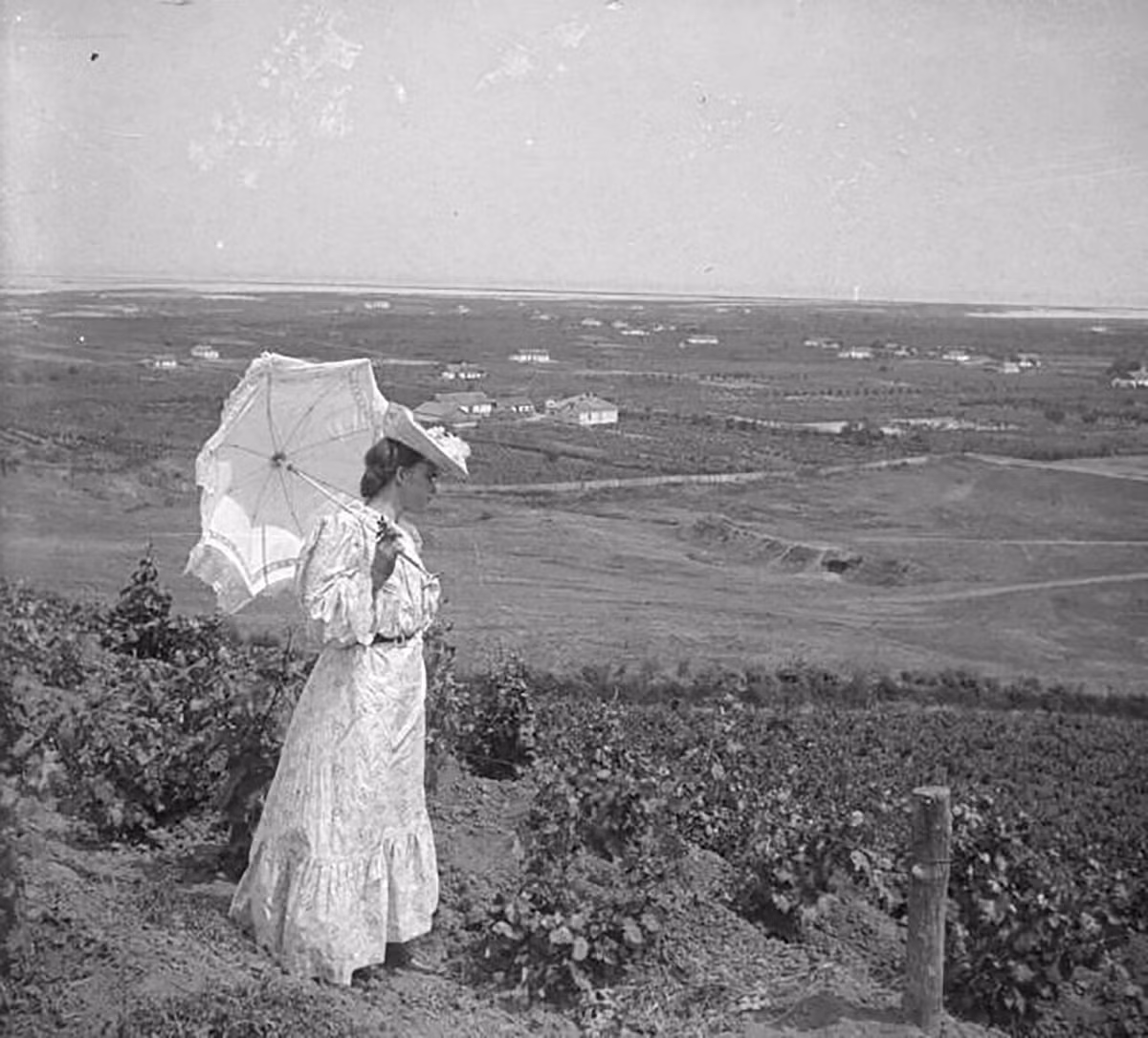 Một phụ nữ Nga ngắm nhìn phong cảnh thiên nhiên đẹp như tranh vẽ và hít thở không khí trong lành ở Crimea.