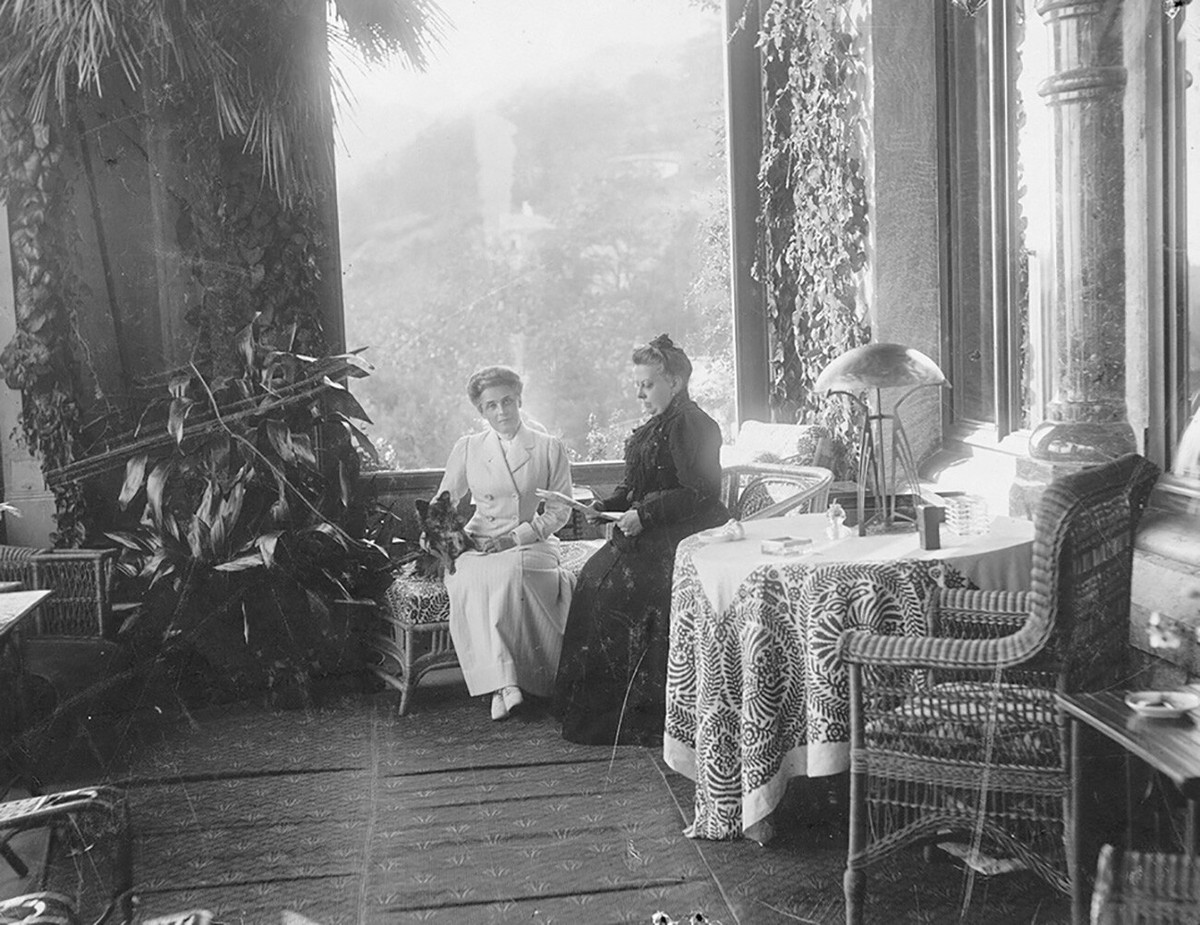 Công chúa Yusupova (bên trái ảnh) tận hưởng kỳ nghỉ hè trong cung điện ở Koreiz.
