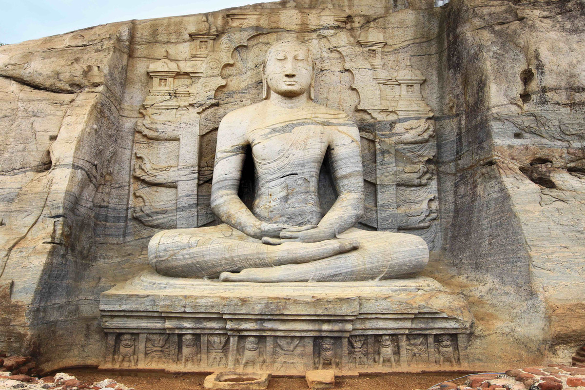 Tượng Phật Gal Gal Viharaya ở Polonnaruwa, Sri Lanka là một trong những bức tượng Phật ngoạn mục và đẹp nhất thế giới.