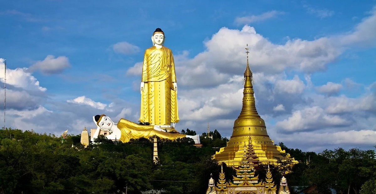 Dưới chân bức tượng Laykyun Sekkya là bức tượng khác có tên "Phật Monywa". Đây là bức tượng Phật nằm lớn nhất thế giới với chiều dài 90m.