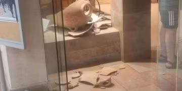 Hiện chiếc bình cổ vẫn được trưng bày ở bảo tàng Hecht mà không có lớp kính bảo vệ. Theo đại diện bảo tàng đồng thời là người sáng lập, việc trải nghiệm một phát hiện khảo cổ học mà không có bất kỳ trở ngại nào là rất hấp dẫn. Sau sự việc mới xảy ra, bảo tàng vẫn quyết định sẽ không đặt nó vào trong tủ kính và gọi đó là “sự cố hiếm gặp".