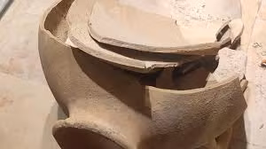 Sau khi chiếc bình bị vỡ thành nhiều mảnh, bảo tàng đã cử một chuyên gia bảo tồn để khôi phục lại hiện vật quý hiếm. Sau khi hoàn thành, cổ vật được trưng bày ở vị trí cũ.