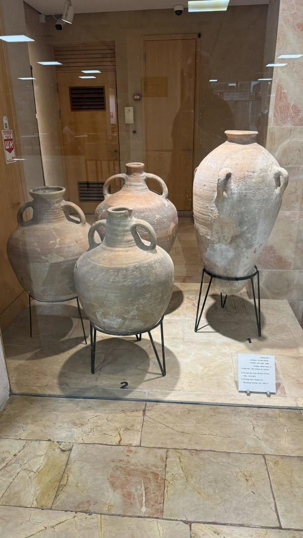 Theo các chuyên gia, chiếc bình còn nguyên vẹn, có niên đại khoảng 3.500 tuổi. Chính vì vậy, chiếc bình được tạo ra vào khoảng năm 2200 trước Công nguyên đến năm 1500 trước Công nguyên được đánh giá là quý hiếm