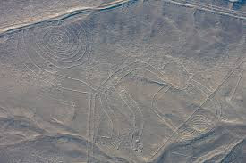 Sa mạc Nazca ở Peru là địa điểm hấp dẫn giới chuyên gia khi tồn tại những hình vẽ khổng lồ kỳ lạ vẽ những sinh vật bí ẩn, bao gồm hình dáng giống con người. Do có kích thước khủng nên chúng chỉ được nhìn thấy rõ từ trên cao.