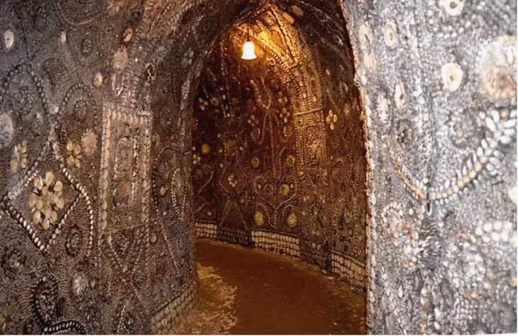 Được phát hiện năm 1835, hang động vỏ sò (hay còn gọi Shell Grotto) là một địa điểm kỳ lạ nằm ẩn mình dưới thị trấn Margate thuộc Kent, Anh. Các nhà nghiên cứu bất ngờ khi nhìn thấy hơn 190m2 diện tích tường và trần ở bên trong hang động được trang trí bằng những bức tranh khảm tinh xảo làm hoàn toàn từ vỏ sò.