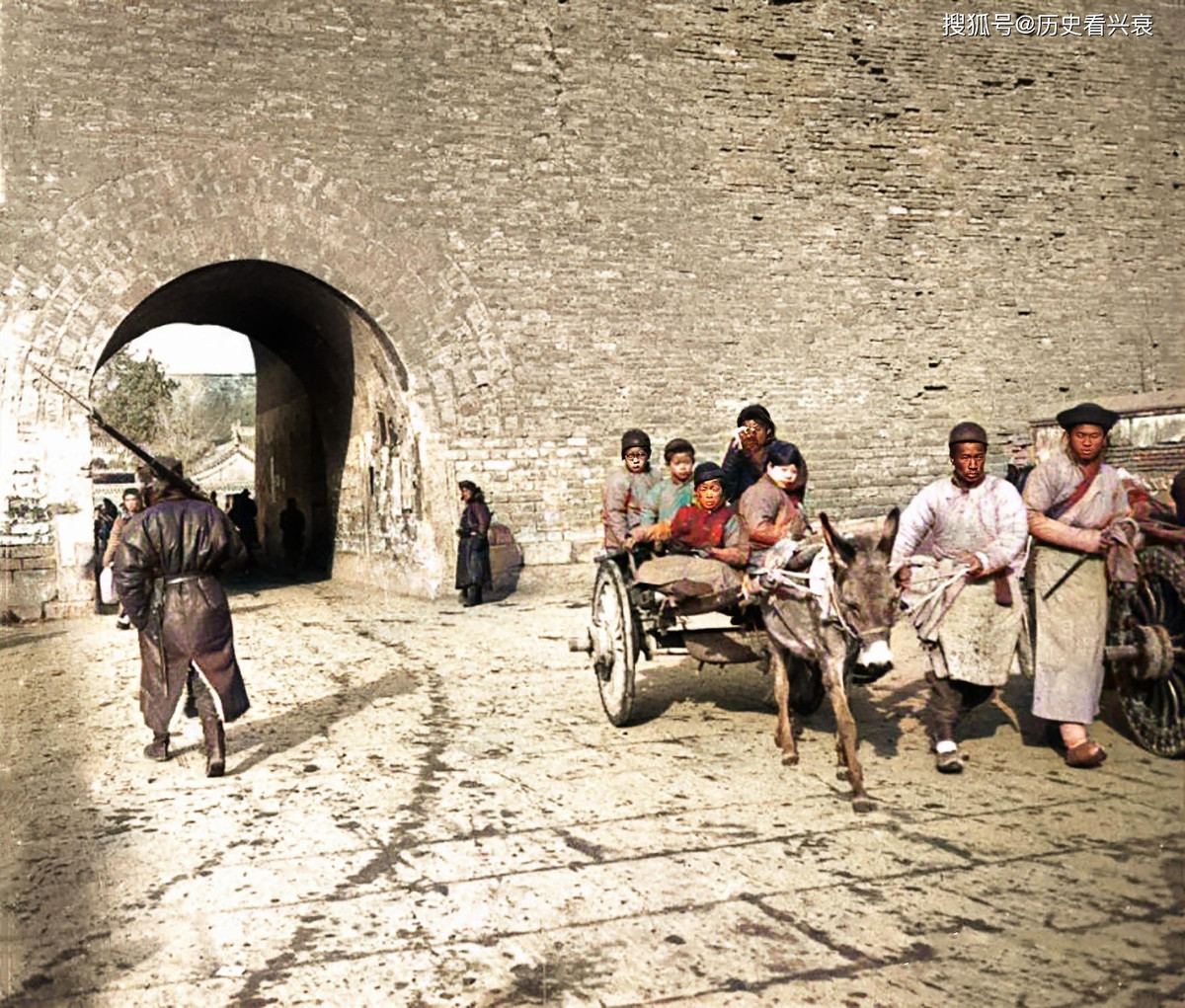 Nhiều người dân nhà Thanh đi vào thành qua một cánh cổng. Nơi đây có binh lính đứng canh do triều đình sắp xếp.