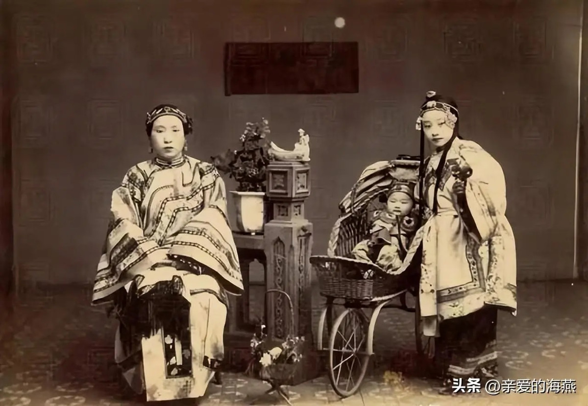 Người phụ nữ chụp ảnh bên 2 con. Căn cứ vào cách ăn mặc, họ được cho là xuất thân từ tầng lớp giàu có, quyền quý.