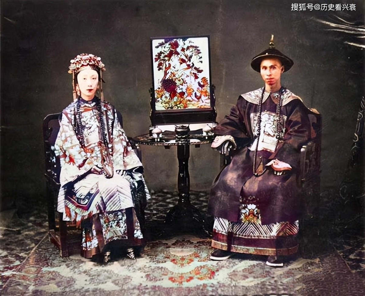 Vị quan nhà Thanh chụp ảnh cùng vợ. Người vợ có đôi chân nhỏ xíu do thực hiện tập tục bó chân để có gót sen ba tấc.