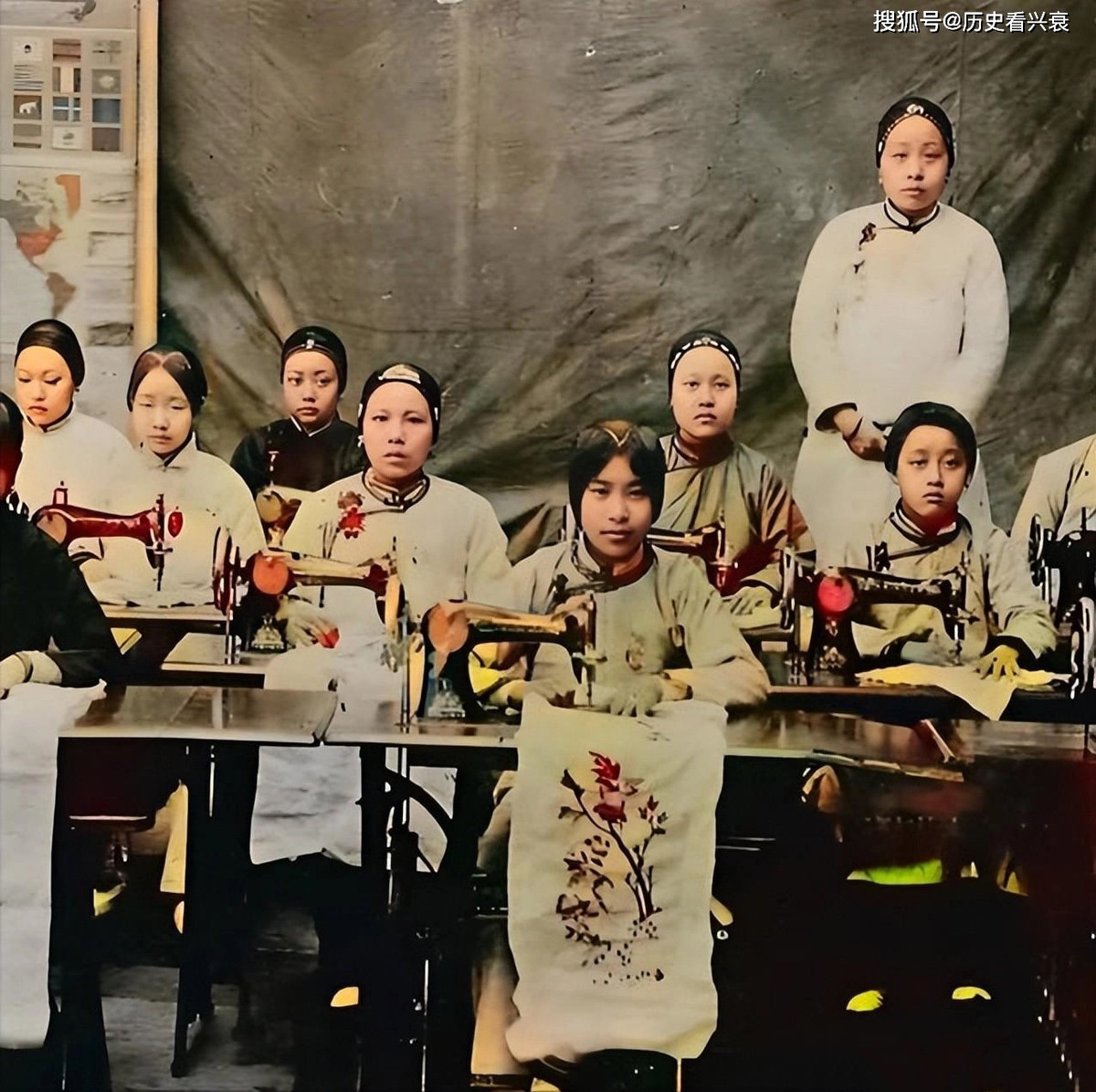 Vào cuối thời nhà Thanh, một số phụ nữ học cách sử dụng máy may qua đó rút ngắn được thời gian hoàn thành một bộ quần áo.