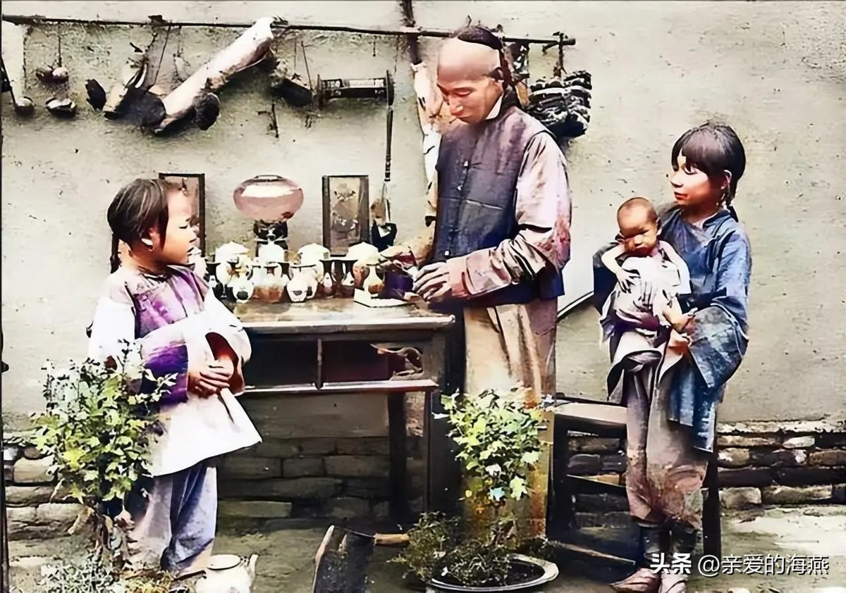 Thầy thuốc khám bệnh, bốc thuốc chữa bệnh cho trẻ em.