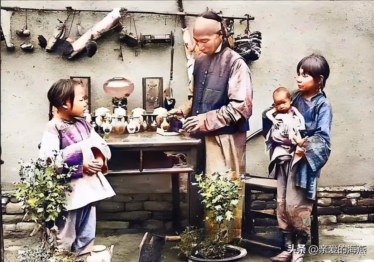 Thầy thuốc khám bệnh, bốc thuốc chữa bệnh cho trẻ em.