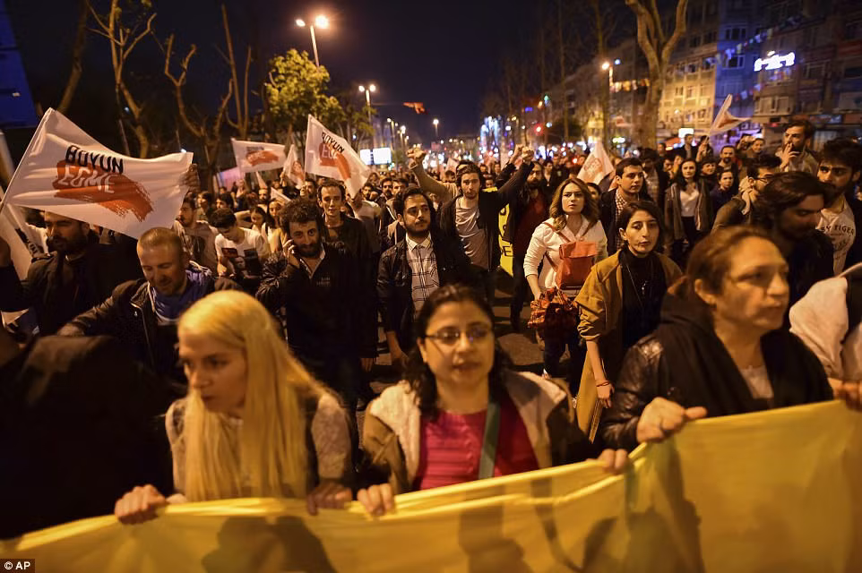 Đoạn phố ngập tràn người biểu tình phản đối kết quả cuộc trưng cầu dân ý này.