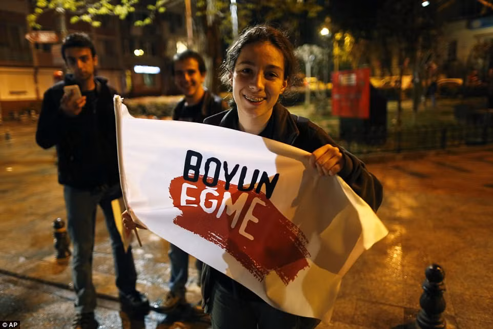 Một người biểu tình ở thành phố Istanbul cầm lá cờ in dòng chữ "Không".