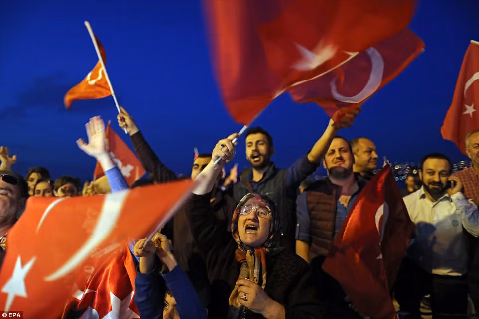 Còn đây là hình ảnh những người ủng hộ ông Erdogan ăn mừng chiến thắng.