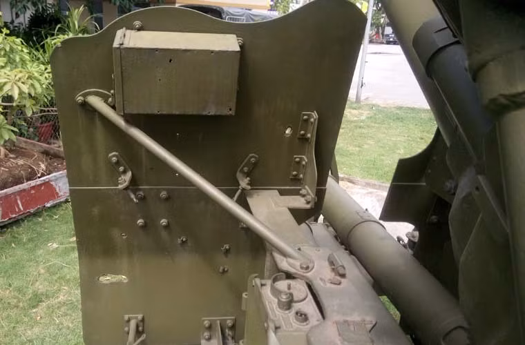 Ngoài vai trò phòng không, chức năng thứ hai của KS-19 là tấn công mục tiêu mặt đất. Khi hạ nòng, KS-19 có thể xuyên giáp (xe tăng, xe bọc thép) dày 185mm ở khoảng cách 1.000m. Ảnh: tấm thép chắn đạn pháo thủ bố trí ở hai bên cụm nòng pháo.