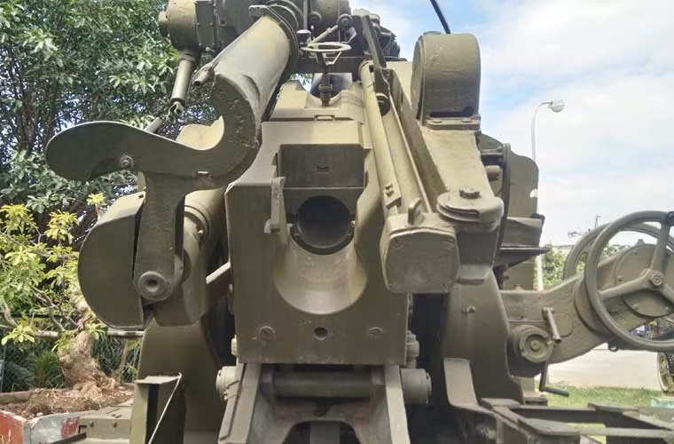Cận cảnh bộ phận nạp đạn pháo KS-19 100mm trưng bày tại Bảo tàng Phòng không – Không quân.