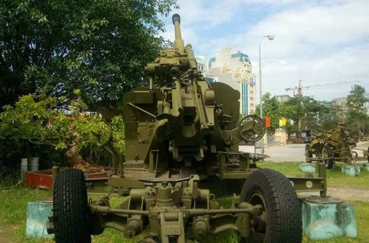 Khẩu pháo phòng không 100mm KS-19 trong ảnh thuộc biên chế Đại đội 171, Trung đoàn 240 bắn rơi chiếc máy bay đầu tiên và là chiếc thứ 100 tại Hải Phòng ngày 1/7/1965 và ngày 26/5/1967. Ngoài chiến công này, cũng bằng pháo 100mm, ngày 19/12/1972, bộ đội Quân khu Việt Bắc theo phương án đánh trực tiếp bằng tay quay từ thông số dữ liệu của tổng trạm radar cấp trên đã bắn rơi một “pháo đài bay” B-52 của Không lực Mỹ.