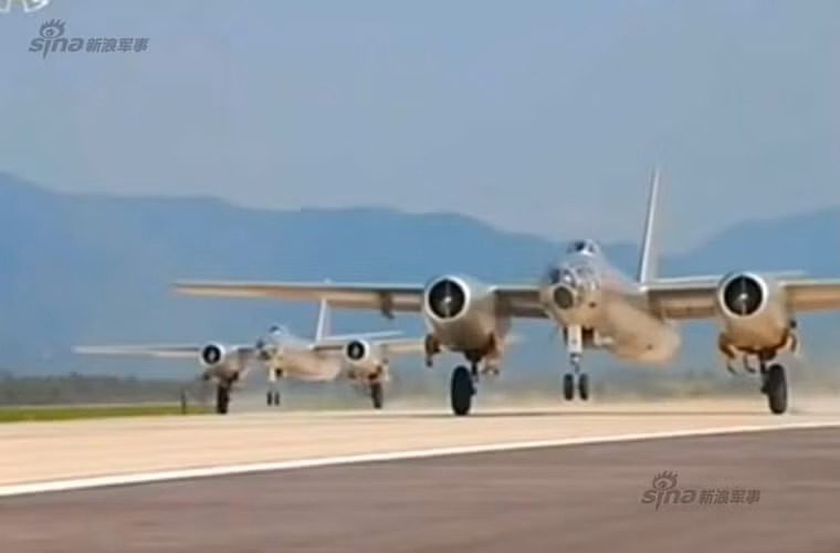 Cuộc thi này cũng là lần hiếm hoi Triều Tiên phô diễn máy bay ném bom chiến thuật H-5.