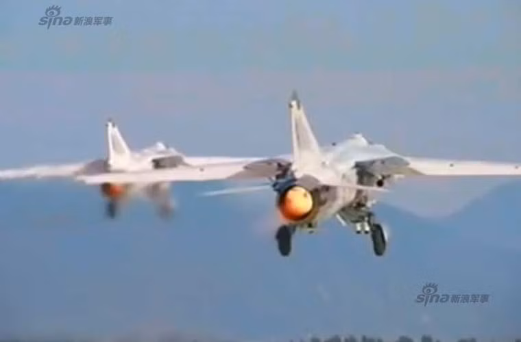 Tiêm kích đánh chặn cánh cụp cánh xòe MiG-23 của Không quân Triều Tiên đốt tăng lực khi cất cánh.