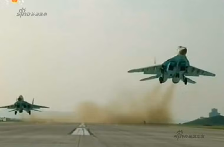 Điều đặc biệt, trong cuộc thi “Aviadarts Triều Tiên” có sự tham dự của hầu hết các chiến đấu cơ Triều Tiên vốn ít khi xuất hiện như máy bay ném bom H-5, trực thăng Mi-2, cường kích Su-25… Ảnh: Chiến đấu cơ hiện đại nhất Triều Tiên MiG-29 xuất kích.