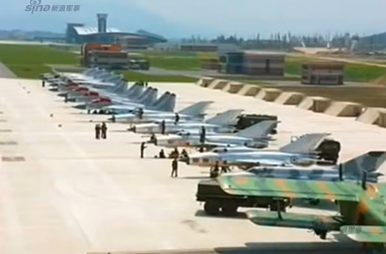 Không quân Triều Tiên hiện có 940 máy bay các loại, nhưng chiếm đa số là chiến đấu cơ lạc hậu, phải tăng niên hạn sử dụng, độ tin cậy giảm.