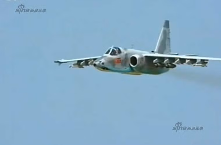 Cường kích Su-25 đeo thùng phóng rocket chuẩn bị cho bài tấn công mục tiêu mặt đất.