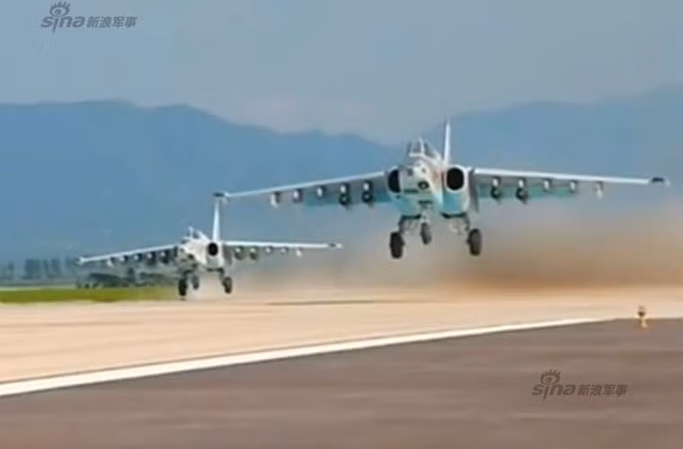 Biên đội cường kích hiện đại nhất Triều Tiên Su-25 cất cánh.