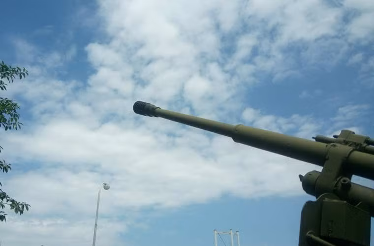 Pháo 100mm tiêu diệt mục tiêu trên không ở tầm bắn hiệu quả 13.700m và tối đa là 15.000m.