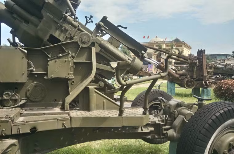 Hệ thống pháo được đặt trên xe kéo 4 bánh, khi di chuyển xa người ta phải dùng xe vận tải bánh lốp hoặc xe bánh xích.