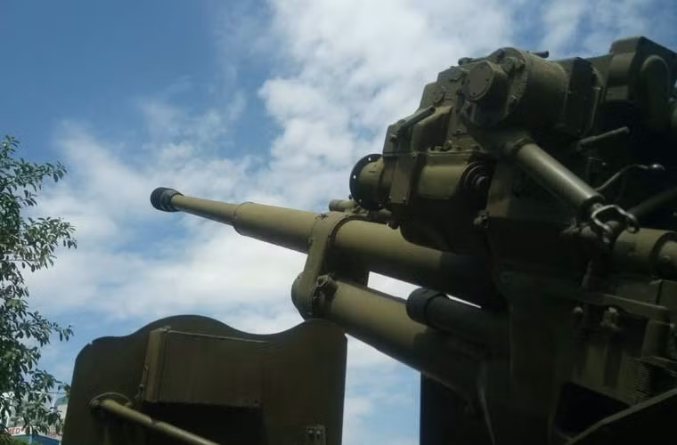 Pháo KS-19 dài 9,45m, rộng 2,35m, cao 2,2m, trọng lượng 9,5 tấn. Và phải cần tới 7 pháo thủ để vận hành khẩu pháo này.