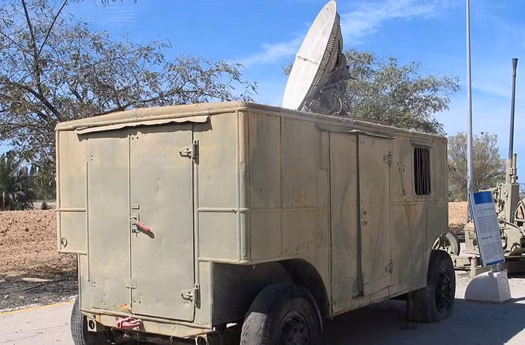 Khi tác chiến, ngoài phương tiện quan sát quang học, pháo phòng không KS-19 còn được trang bị đài radar bắt mục tiêu SON-9 (cự ly phát hiện 50km, cự ly theo dõi 22km) và máy chỉ huy PUAZO-6/19 để tấn công chính xác hơn. Hệ thống radar SON-9 có thể dùng chung cho pháo 57mm có trong biên chế phòng không Việt Nam.